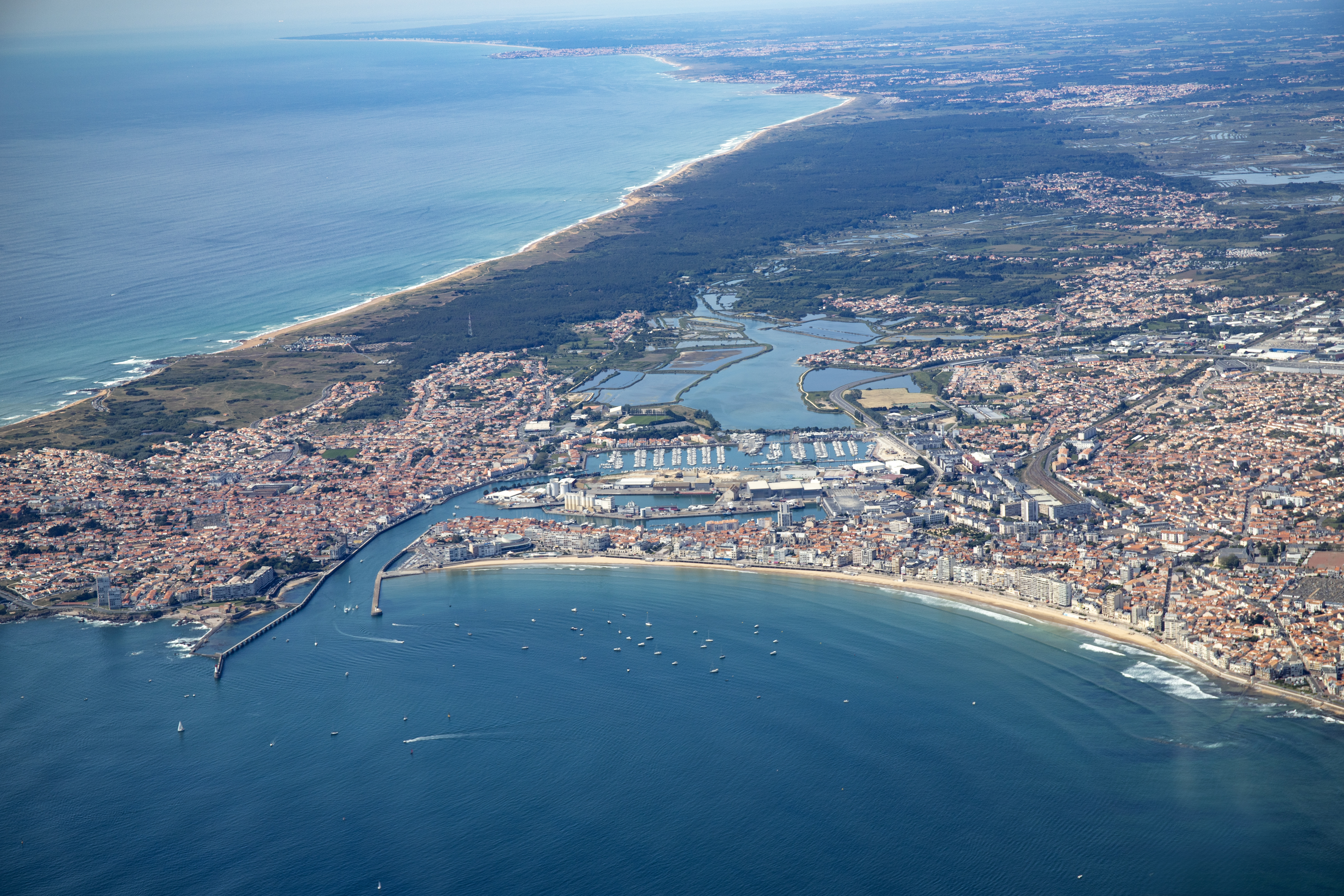 Vue aérienne des Sables-d'Olonne — le port, la baie et le marais de la Ch'noue